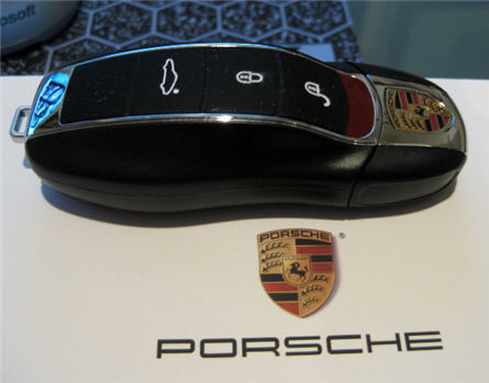 Claramente es una memoria USB detallada y brillante con el logo de Porsches